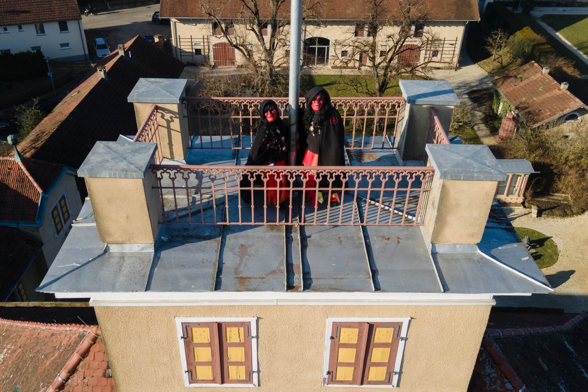 Zwei Hexen auf der Turm von Schloss Fachsenfeld