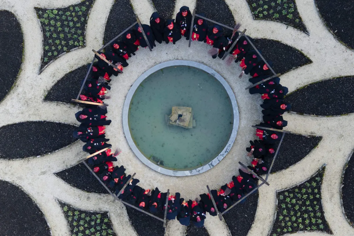 Hexen versammelt im Kreis um den Schlossbrunnen Schloss Fachsenfeld