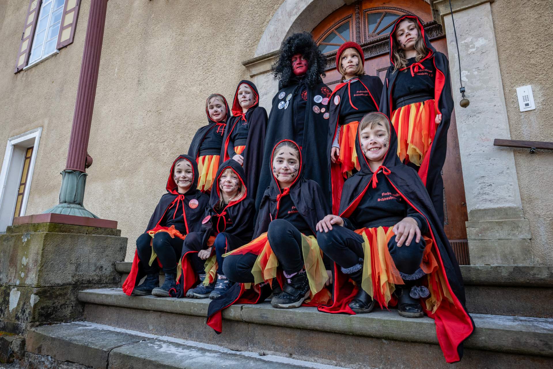 Gruppenbild der Kinderhexen
