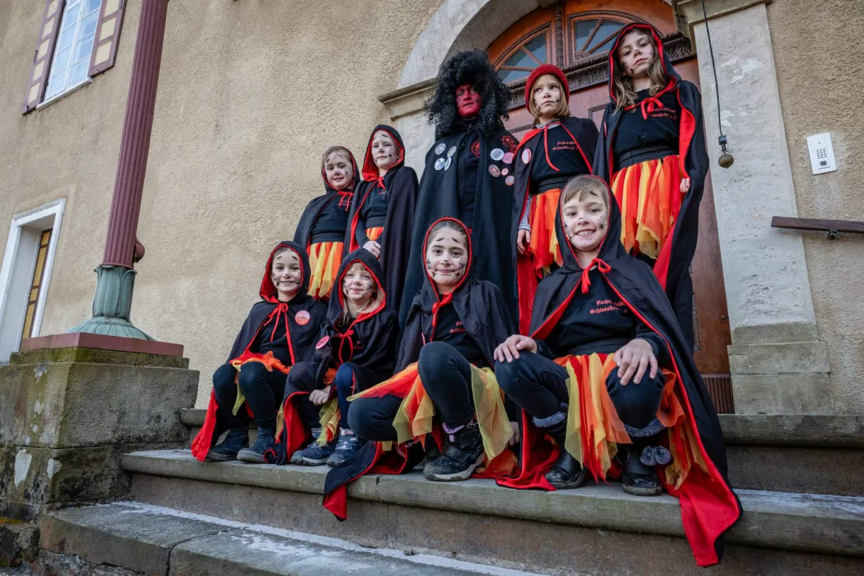 Gruppenbild der Kinderhexen