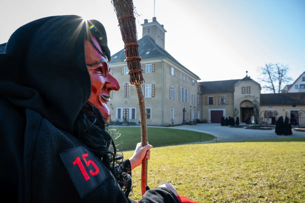 Hexe links im Bild vor Schloss Fachsenfeld